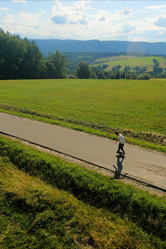 Nowica w Beskidzie Niskim mężczyzna na OneWheel – lokalizacja serwisu Beskit Cyfrowy